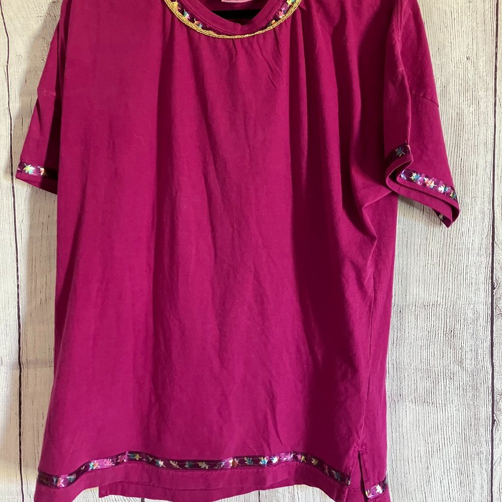 207 scoop neck tee with gold and iridescent ribbon accents - hip slit